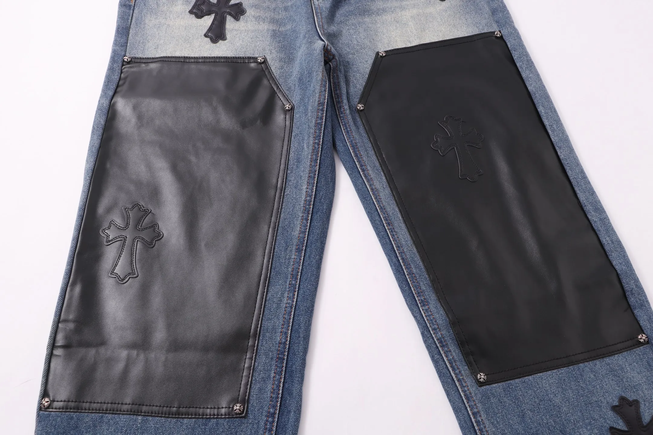 P260 Style number: H86 Croxin & 𝐂𝐡𝐫𝐨𝐦𝐞 𝐇𝐞𝐚𝐫𝐭 ss25 blue black leather oversized leather jeans. Styles with different washed textures are very friendly to people with thin legs. The slightly flared version perfectly modifies the leg shape. The timeless and moderate length makes it easy to match and match. It is the basis for various styles and is a must-have in your wardrobe! The fabric is stiff but also makes the upper body soft without losing texture. The washing process is even more perfect. It is a must-have item for everyone! ! ! Washed wheat, hang tag, pants label, three labels complete Color: blue Size: 30-32-34-36